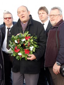 Cllr Bill Bowrey (Lab, Kings Chase) "pays his respects".